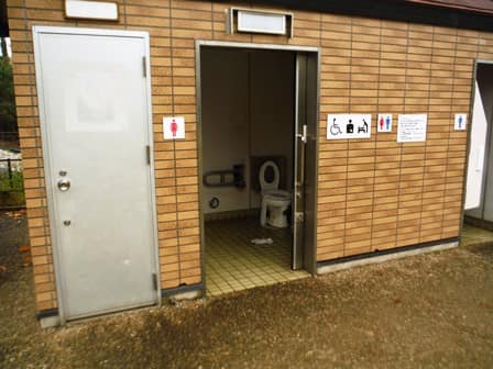 宇奈根東部記念公園 のトイレ入口写真