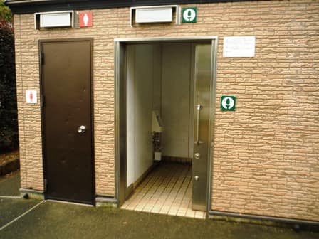 宇奈根龍王公園 のトイレ入口写真