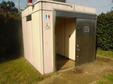 鎌田前耕地公園 のトイレ入口写真