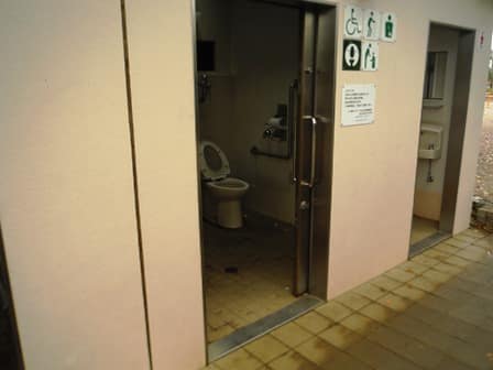 喜多見公園 のトイレ入口写真