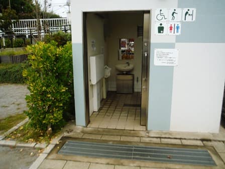 喜多見東記念公園 のトイレ入口写真