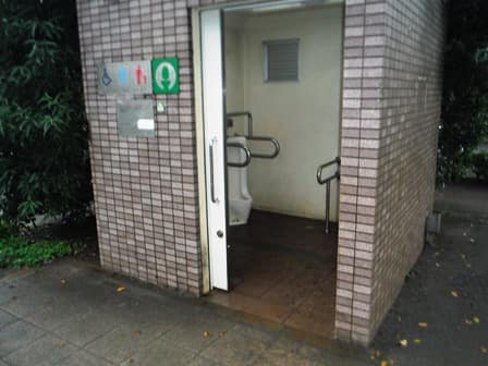 砧大根公園 のトイレ入口写真