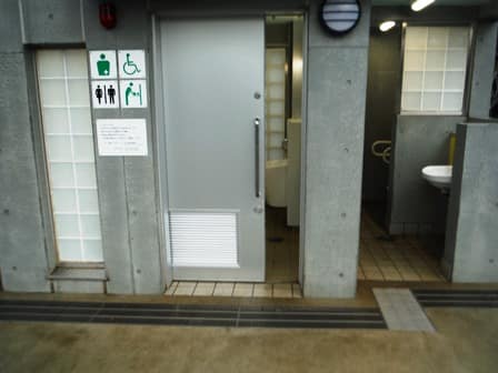 希望丘記念公園 のトイレ入口写真
