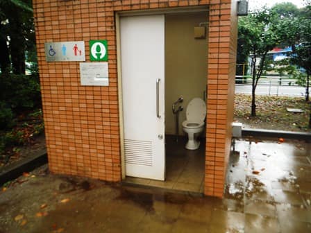希望丘中公園 のトイレ入口写真