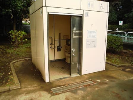 祖師谷三丁目公園 のトイレ入口写真