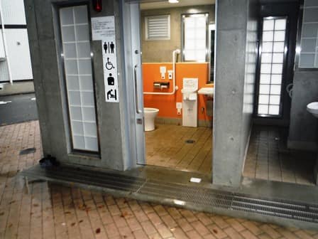 山野公園 のトイレ入口写真