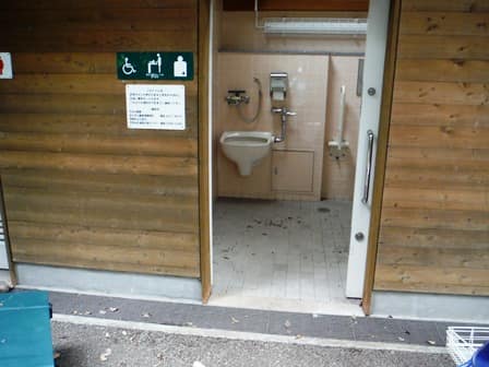 成城みつ池緑地 のトイレ入口写真