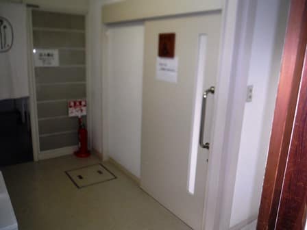 成城五丁目猪股庭園 のトイレ入口写真