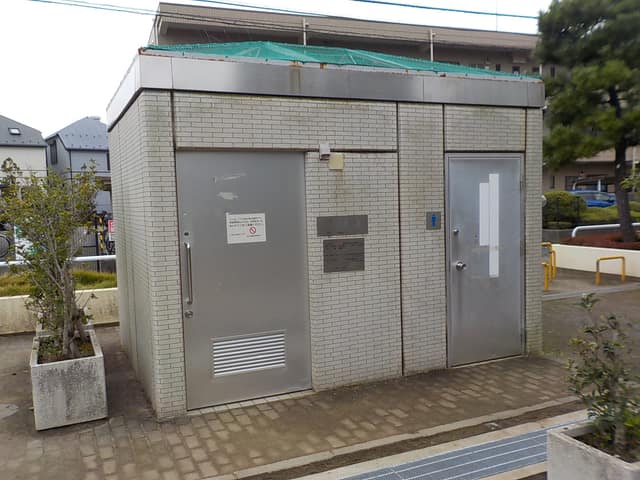 上祖師谷五丁目公園 のトイレ入口写真