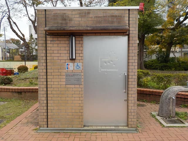 西之谷公園 のトイレ入口写真