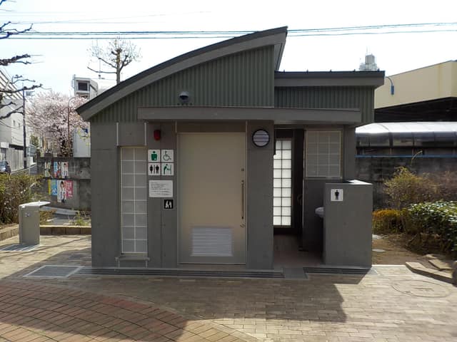 八幡山かまのくち緑地 のトイレ入口写真