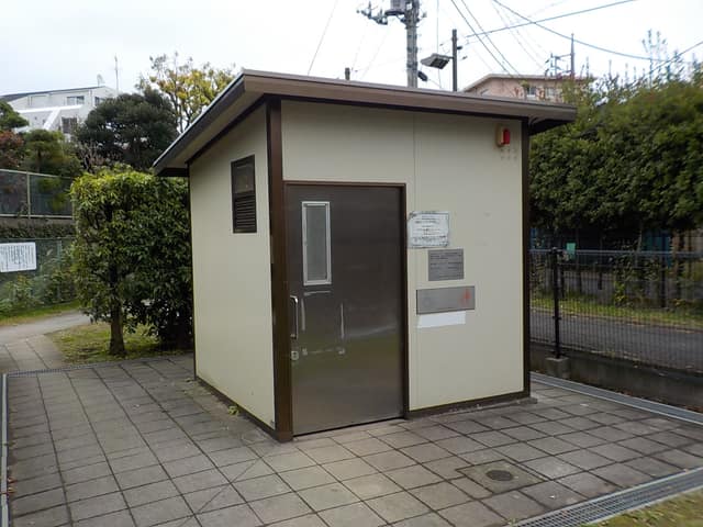 八幡山はらっぱ広場 のトイレ入口写真