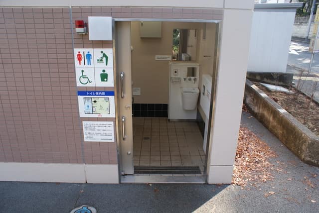 子の神公園 のトイレ入口写真