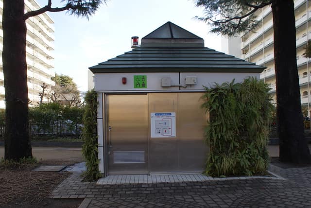 馬事公苑前緑地 のトイレ入口写真