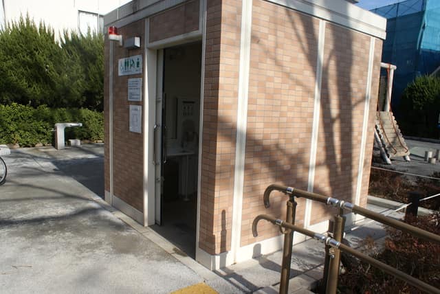 山下こども公園 のトイレ入口写真