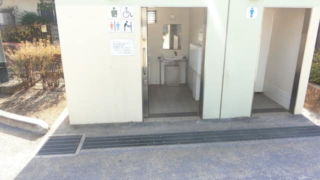 塚戸公園 のトイレ入口写真