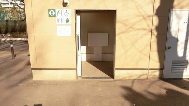 池田児童遊園 のトイレ入口写真