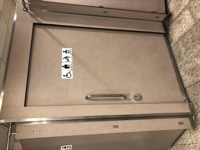 三軒茶屋駅前公衆便所 のトイレ入口写真