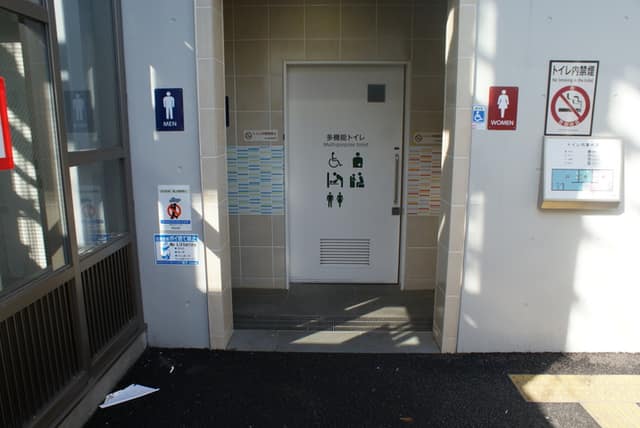 下北沢駅南口公衆トイレ のトイレ入口写真