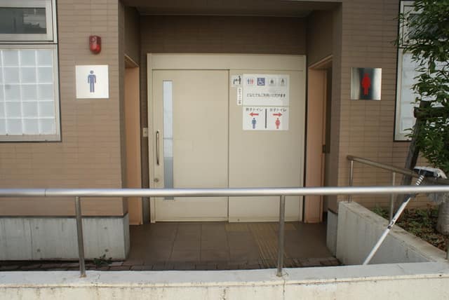 烏山中央自転車等駐車場 のトイレ入口写真