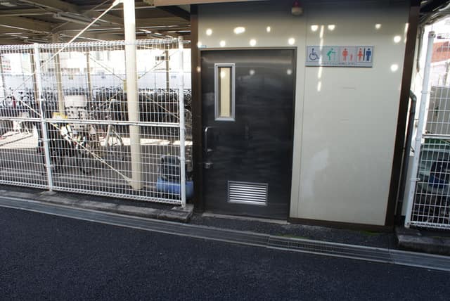 桜上水南自転車等駐車場 のトイレ入口写真