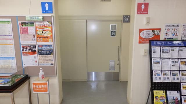 総合運動場体育館 のトイレ入口写真