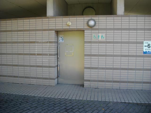 みなとが丘ふ頭公園 のトイレ入口写真