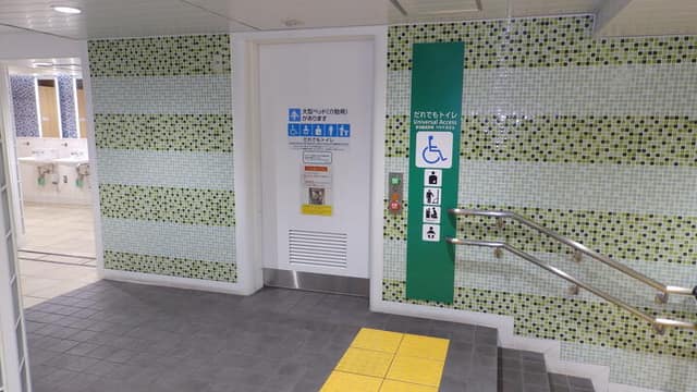 都営浅草線五反田駅 のトイレ入口写真