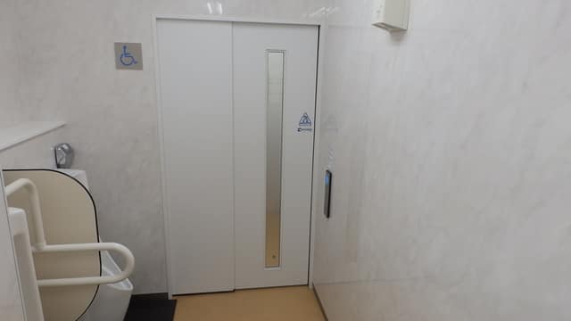品川区役所議会棟 のトイレ入口写真