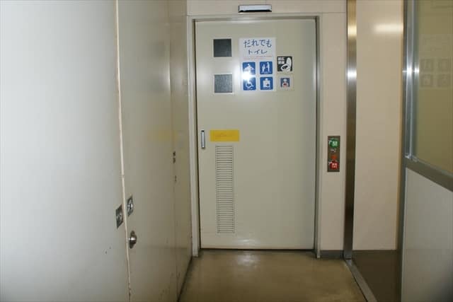 品川区役所本庁舎 のトイレ入口写真