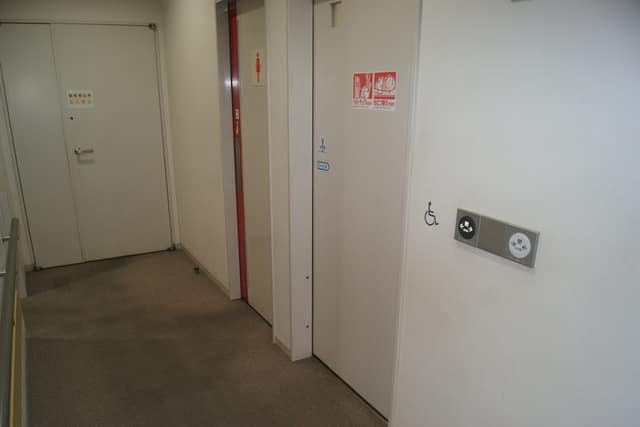 品川図書館 のトイレ入口写真