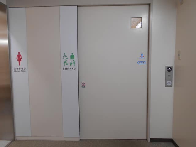荏原図書館 のトイレ入口写真