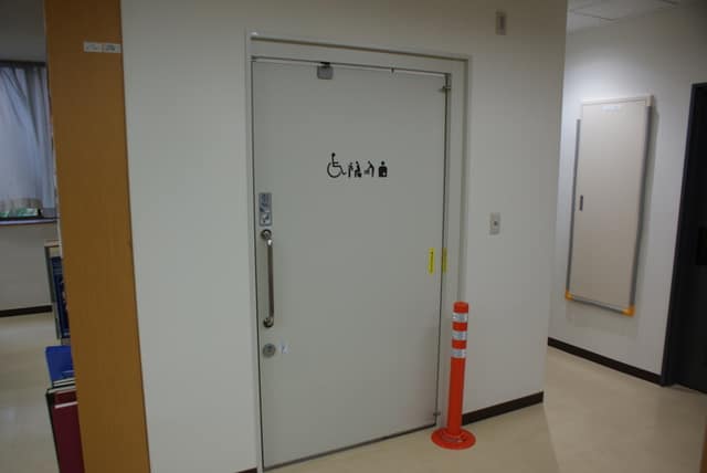 ゆたか図書館 のトイレ入口写真