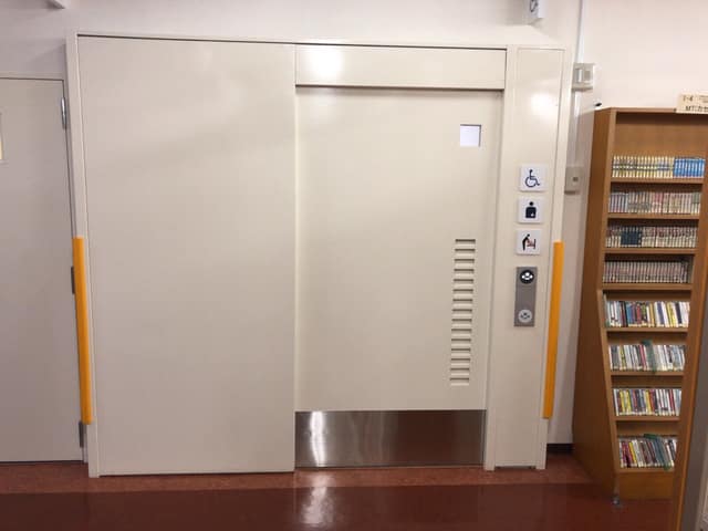 八潮図書館 のトイレ入口写真