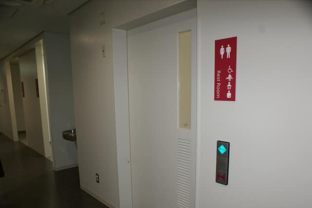 大崎図書館分館 のトイレ入口写真