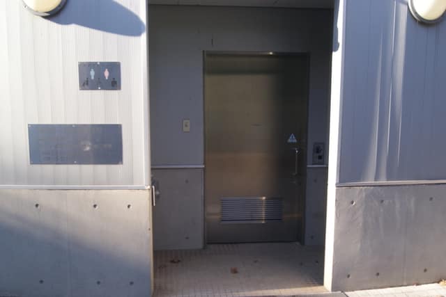 八潮公園 のトイレ入口写真