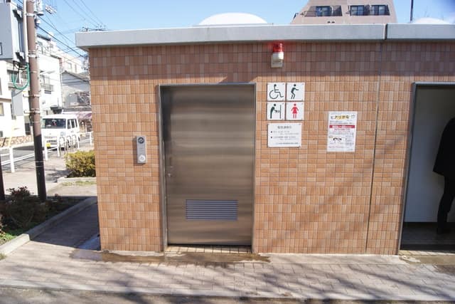 二葉公園 のトイレ入口写真