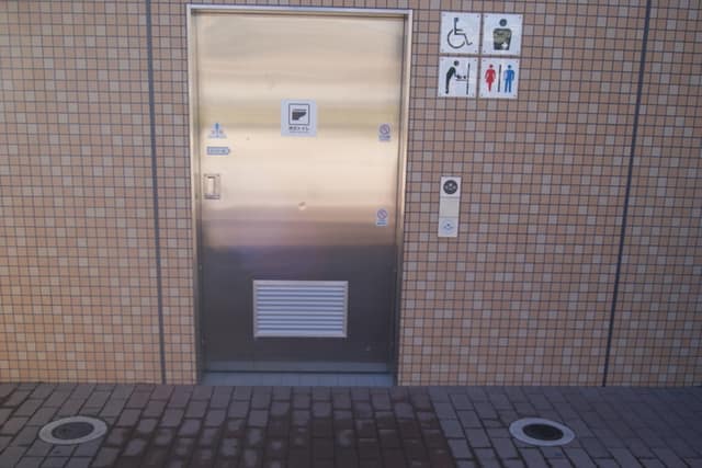 浜川公園 のトイレ入口写真