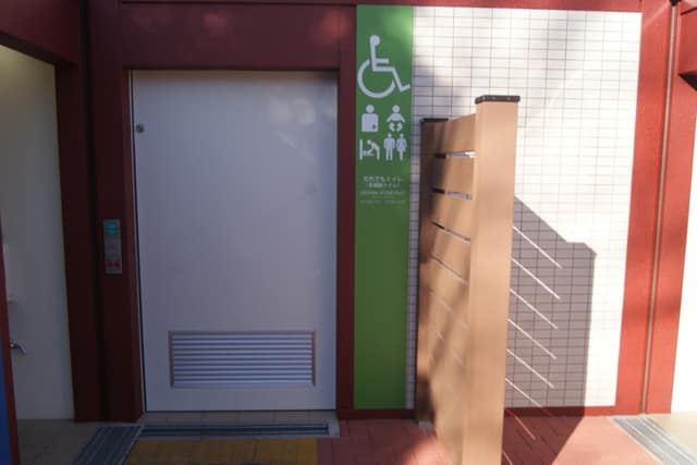 しおじ公園 のトイレ入口写真