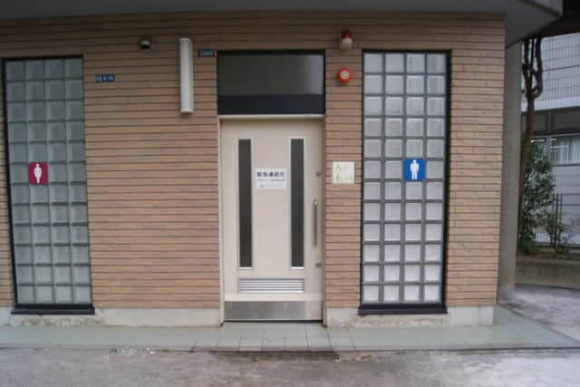 谷山公園 のトイレ入口写真