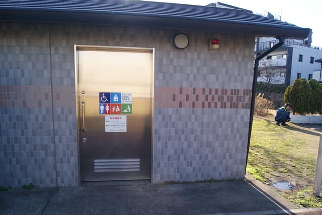 鮫洲入江広場 のトイレ入口写真