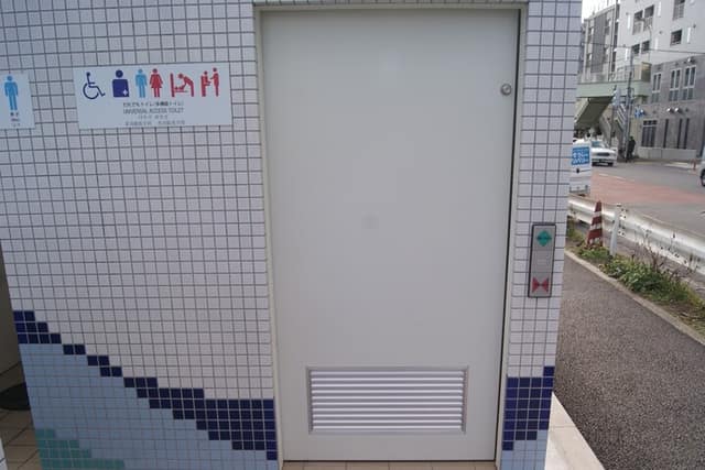 品川浦公園 のトイレ入口写真