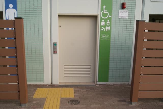 鮫洲運動公園 のトイレ入口写真