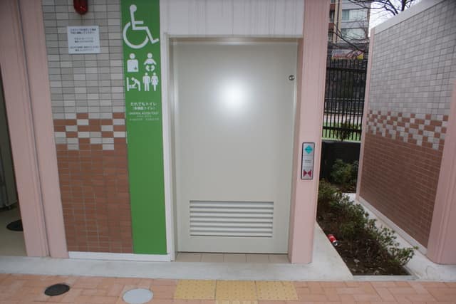 五反田ふれあい水辺広場 のトイレ入口写真