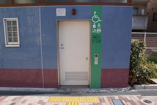 上神明児童遊園 のトイレ入口写真