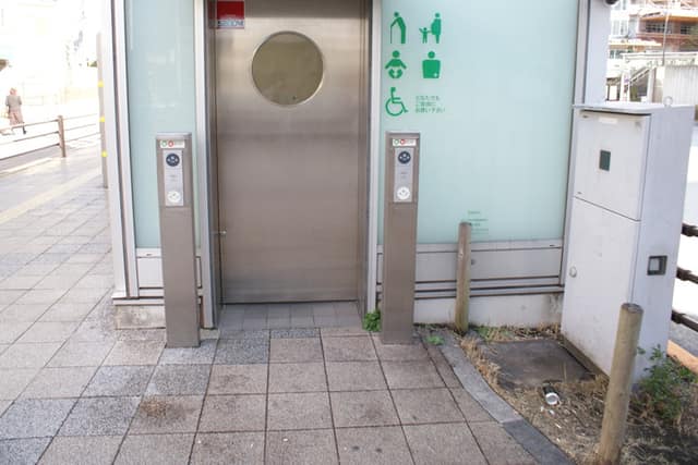 武蔵小山駅前公衆便所 のトイレ入口写真