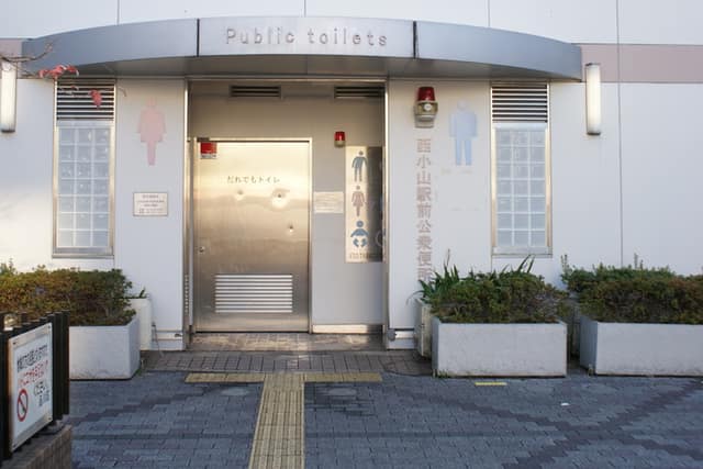 西小山駅前公衆便所 のトイレ入口写真