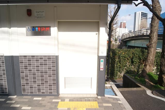 新品川橋公衆便所 のトイレ入口写真
