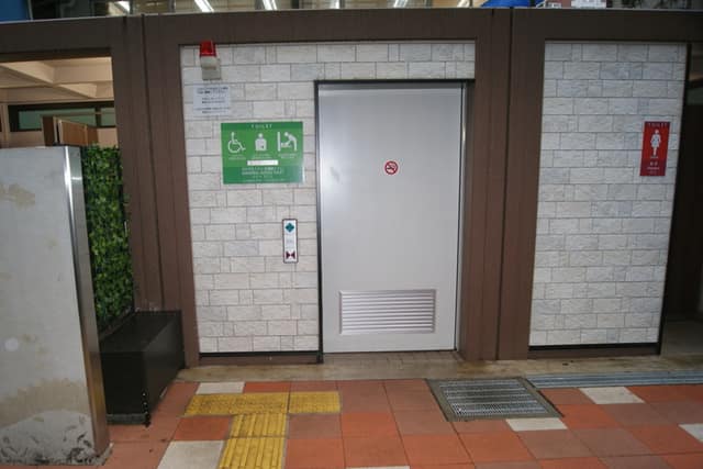 大井水神南公衆便所 のトイレ入口写真