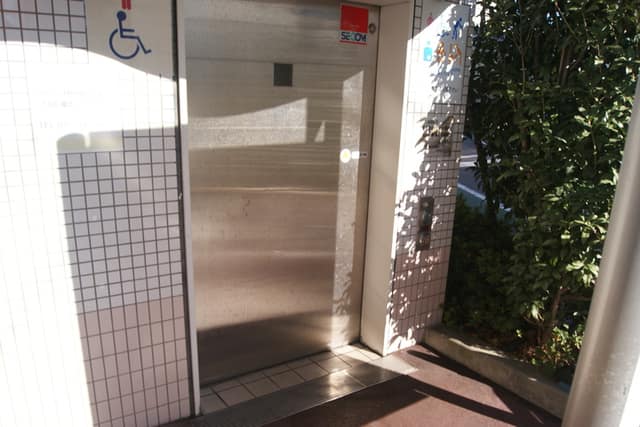 荏原町駅前公衆便所 のトイレ入口写真